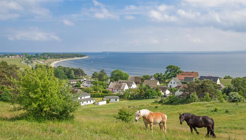 M&ouml;nchgut mit Boddenblick und weiter Landschaft